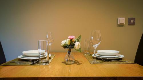 Deluxe 1 and 2 bedrooms apartments - King Bed - image 14