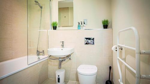 Superb City Center 1 or 2 BR Apts King Bed - image 5