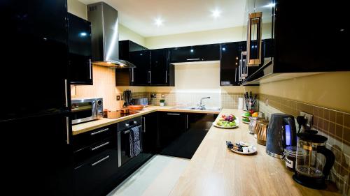Deluxe 1 and 2 bedrooms apartments - King Bed - image 8