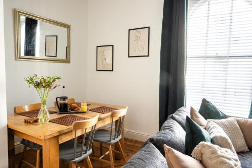 Picture of Central Plymouth Georgian 1 Br Apartment - Private Parking - Habita Property