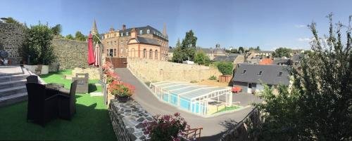 Beautiful Normandy Central City House for 8 with Private Heated Swim-pool -Maison entière jusqu'a 8 couchages avec piscine privée chauffée - Location saisonnière - Coutances