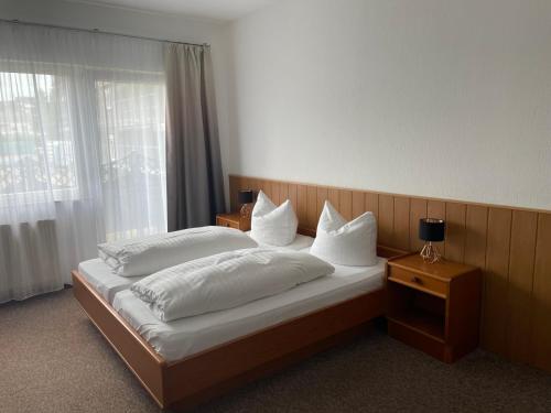 1 queen bed, 1 twin bed