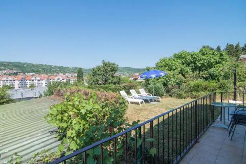 Erkély/terasz, Solmar, Apartment with big terrace near nature in Ankaran