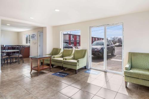 Rodeway Inn - image 4
