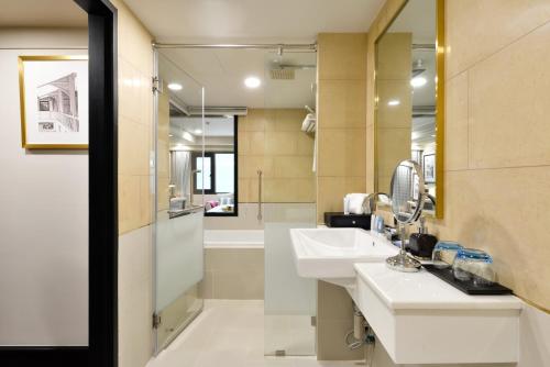room detail thumbnail 2