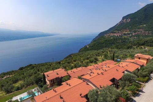 Apartment with Balcony and Lake View
