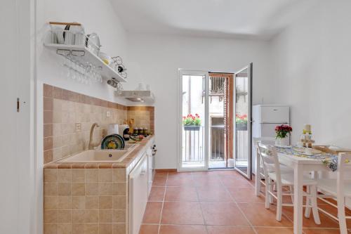 GuestHost - Vucciria Market Apartment with Balconies, Palermo (fotografie 10)
