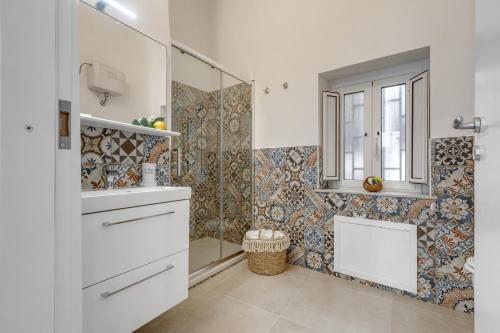 GuestHost - Vucciria Market Apartment with Balconies, Palermo (fotografie 5)