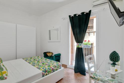 GuestHost - Vucciria Market Apartment with Balconies, Palermo (fotografie 7)