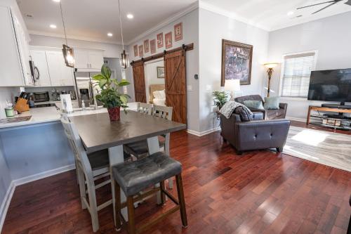 B&B Raleigh - Remodeled Historic House Walkable to Everything - Bed and Breakfast Raleigh