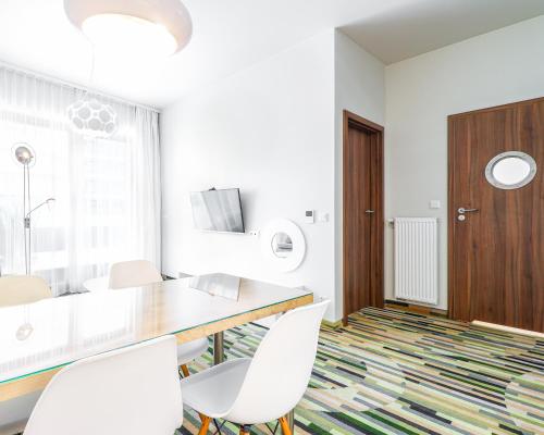 Apartment with Partial Sea View image 7