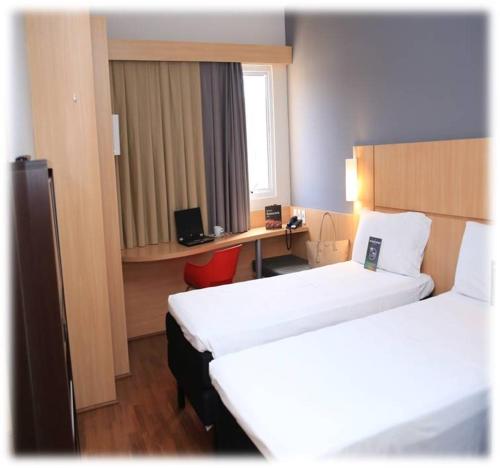 ibis Piracicaba Ibis Piracicaba is conveniently located in the popular Piracicaba area. The property offers a high standard of service and amenities to suit the individual needs of all travelers. Service-minded staff