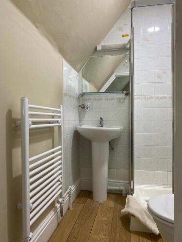 West Lodge Hotel - image 11