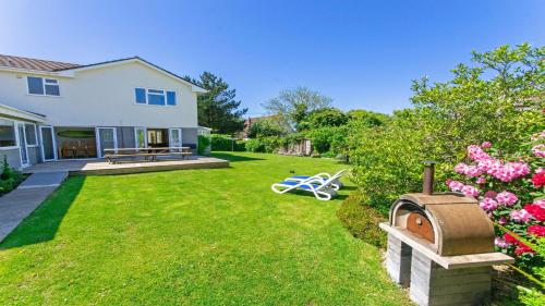 Ladywell Croyde - Super stylish large home with pool table, woodburner, pizza oven and Hot Tub Option, Sleeps 12