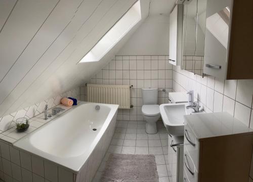 ห้องน้ำ, Ferienwohnung Zum Schloß in ฮัลเบอ