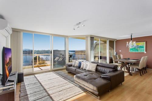 Beautiful 2-Bed Unit with BBQ Balcony & Lake View - Apartment - Belconnen