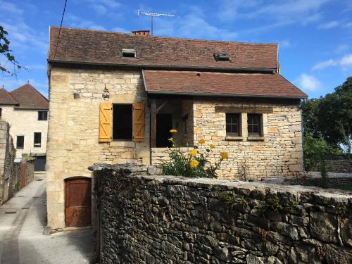 Maison en pierres au coeur du village médiéval de Villeneuve