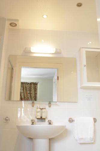 Clifton Villa Guest House Room Type - Deluxe Double Room