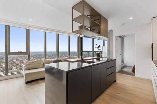 Gorgeous High-Rise Unit with Sky Bar, Pool and Gym