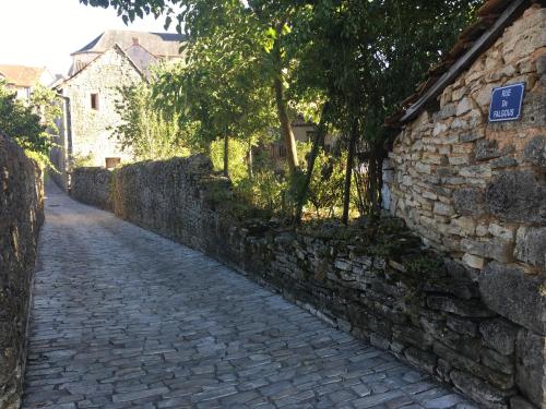 Maison en pierres au coeur du village médiéval de Villeneuve