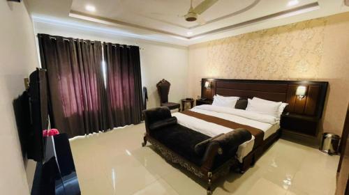 Golden Sand Hotel in Rahim Yar Khan