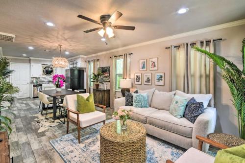 Vibrant Coastal Home about 1 Mi to Pleasure Pier!