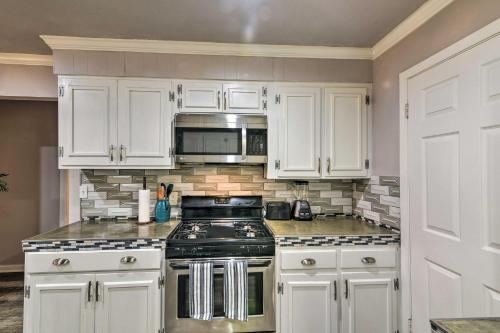 Vibrant Coastal Home about 1 Mi to Pleasure Pier! - image 8