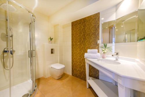 Bathroom, Emerald Suites in Florina