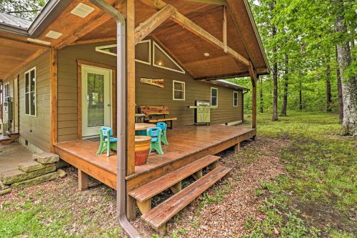 Spacious and Elegant Mountain View Cabin with Deck!
