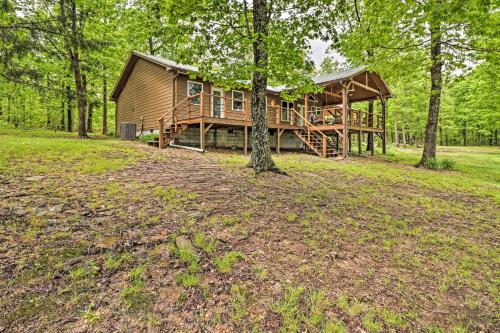 Spacious and Elegant Mountain View Cabin with Deck!