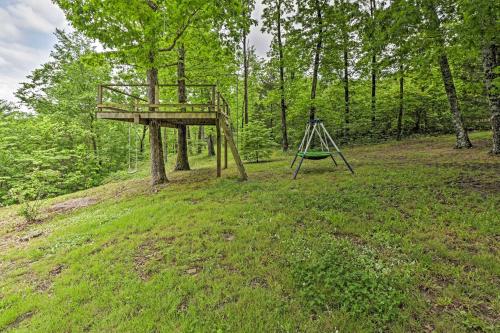 Spacious and Elegant Mountain View Cabin with Deck!