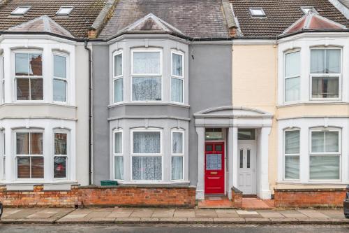 UNIQUE and LARGE Townhouse & M1 & Free Parking & Garden by ComfyWorkers
