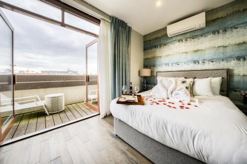 Deluxe Double Room with Balcony image 8