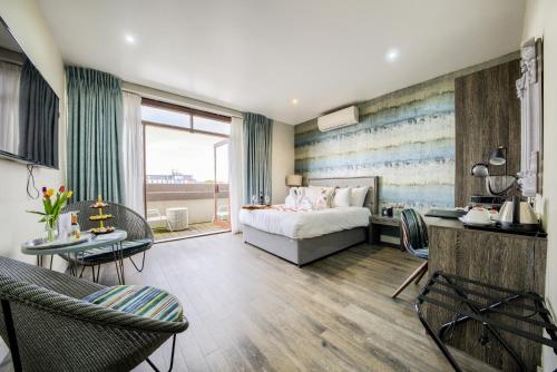 Deluxe Double Room with Balcony image 3
