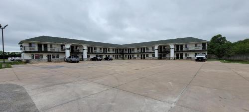 Rodeway Inn Goddard - image 9