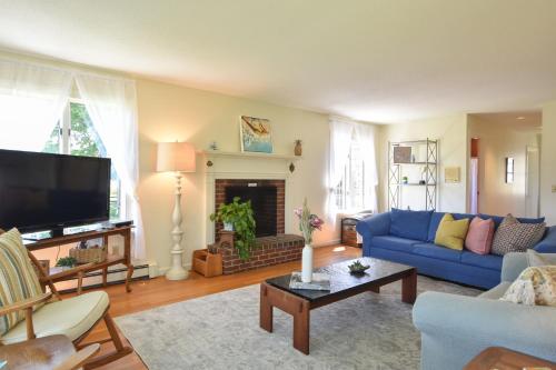 547 Over 3000 Square Feet Beautiful Views Walk to the Beach Huge Private Yard Screened In Porch - image 7