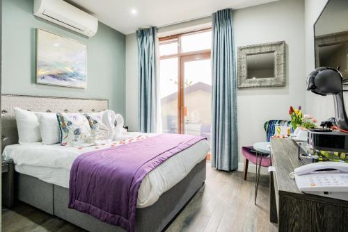 Executive Room with Balcony image 5