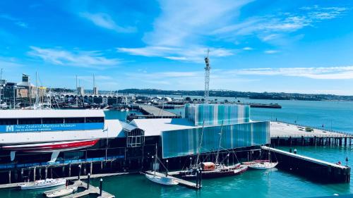 New Waterfront Penthouse on Princes Wharf with Harbor view! The heart of Auckland City! Free Parking!, Auckland (photo 3)