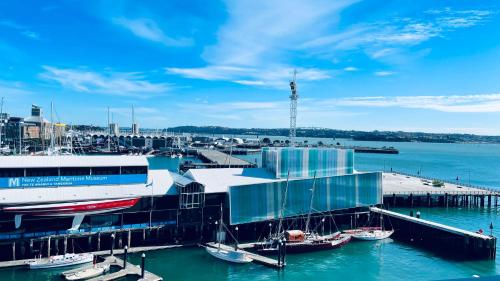 B&B Auckland - New Waterfront Penthouse on Princes Wharf with Harbor view! The heart of Auckland City! Free Parking! - Bed and Breakfast Auckland