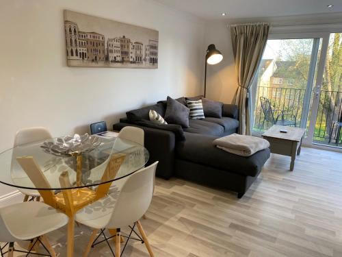 Penthouse Waterfront Apartment - St Neots