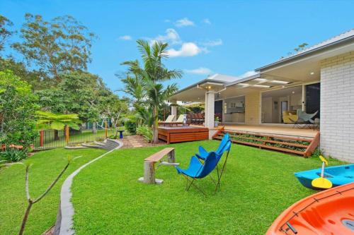Garden, Lakehouse10 - private lake access, beach, shops in Lake Cathie