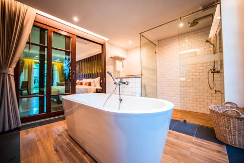 room detail thumbnail 2