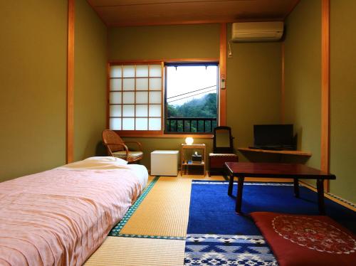 Single Room with Tatami Floor with Shared Bathroom