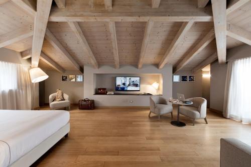 1 queen bed, 1 sofa bed