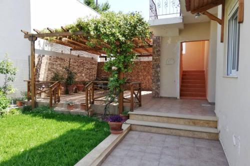 Cozy & Private studio with a rose garden gîte à louer Skála Oropoú