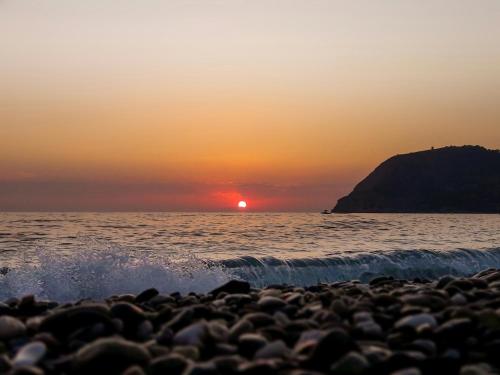  Precioso apartamento cerca del mar con wifi, piscina y parking, Pension in La Herradura