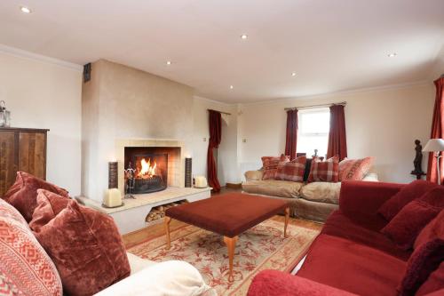 ALTIDO Greenknowes Estate - Retreat With Garden, Parking and Hot Tub