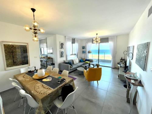 Amazing sea View, steps to beach, near Tel-aviv in Bat Yam