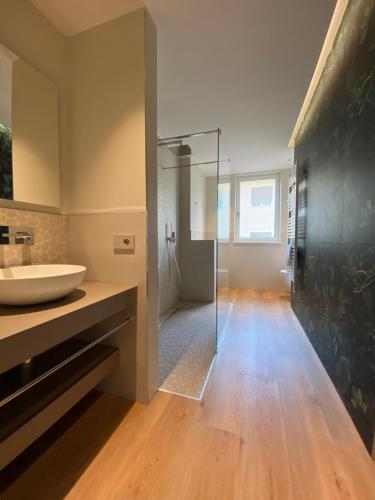 Deluxe Double Room with Balcony image 3