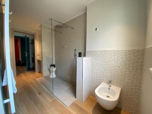 Deluxe Double Room with Balcony image 2